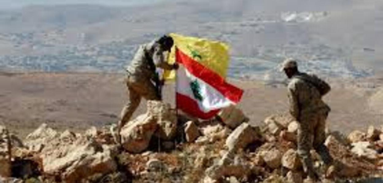 Combatentes fincam no terreno as bandeiras do Líbano e do Hezbollah, marco da vitória contra os agressosres israelenses