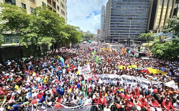 Jovens vão às ruas em apoio ao governo de Nicolás Maduro 