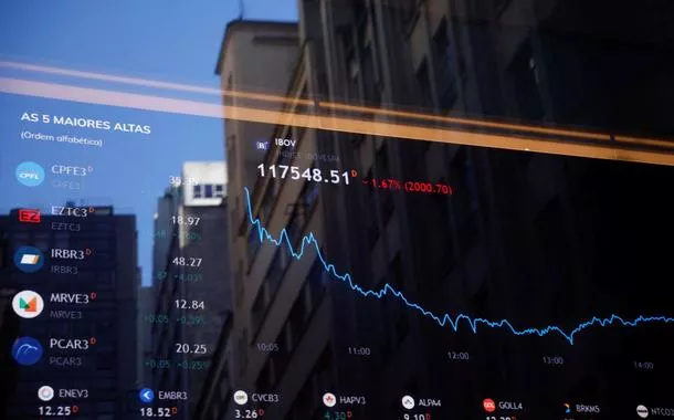 Ibovespa fecha em queda com olhares sobre fiscal e eleição nos EUA