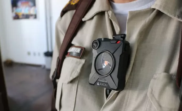 Exemplo de uma das câmeras corporais que podem ser implementadas ao uniforme de policiais na Bahia