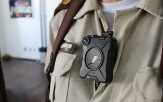 Exemplo de uma das câmeras corporais que podem ser implementadas ao uniforme de policiais na Bahia