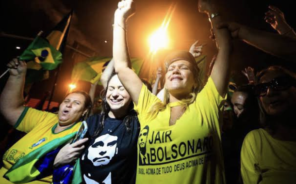 Extremistas de direita fazem plantão na Barra da Tijuca para tentar impedir a prisão de Jair Bolsonaro, o ladrão de joias