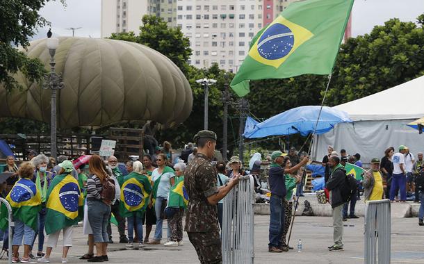 Desmontagem do acampamento de bolsonaristas em frente ao Palácio Duque de Caxias no RJ