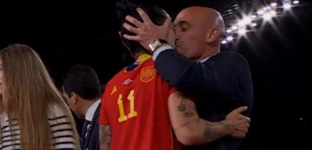 Luis Rubiales beija, forçad, Jenni Hermoso, após título da Espanha na Copa do Mundo