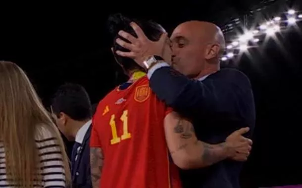 Luis Rubiales, ex-presidente da federação espanhola de futebol, é julgado por beijo forçado em Jenni Hermoso