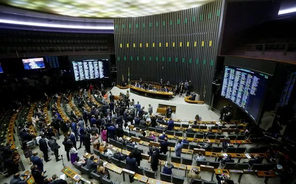 Parlamentares bolsonaristas e de extrema direita mantêm veto de Bolsonaro à criminalização das fake news