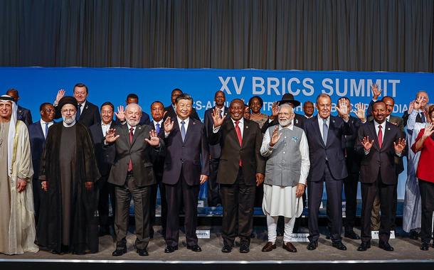 Presidente da República, Luiz Inácio Lula da Silva, e presidentes dos países amigos do BRICS, posam para foto oficial após a reunião do grupo, no Sandton Convention Centre. Joanesburgo – África do Sul