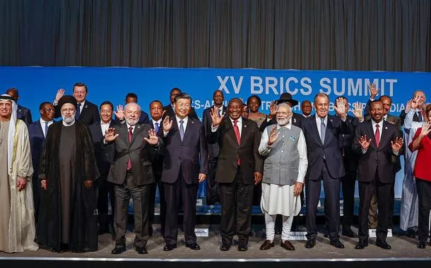 Presidente da República, Luiz Inácio Lula da Silva, e presidentes dos países amigos do BRICS, posam para foto oficial após a reunião do grupo, no Sandton Convention Centre. Joanesburgo – África do Sul