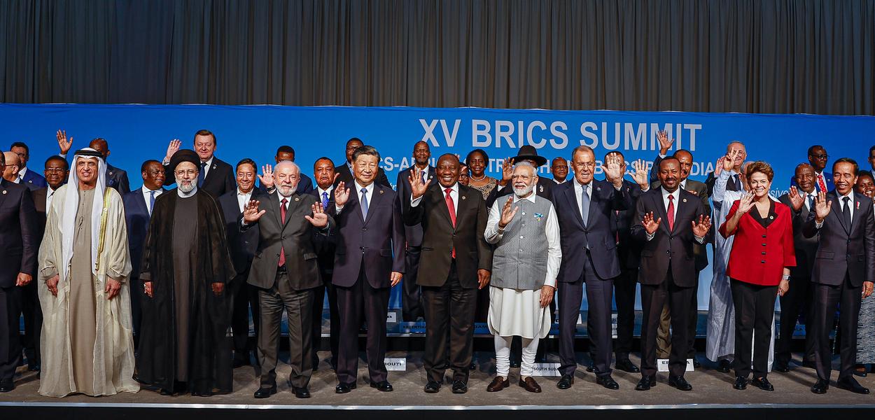 Presidente da República, Luiz Inácio Lula da Silva, e presidentes dos países amigos do BRICS, posam para foto oficial após a reunião do grupo, no Sandton Convention Centre. Joanesburgo – África do Sul.