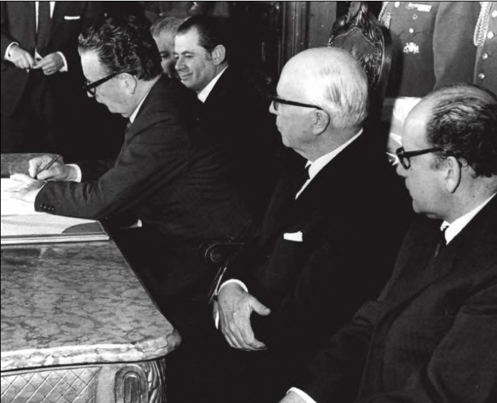 Salvador Allende assina o decreto promulgatório da reforma constitucional que dá início à nacionalização do cobre