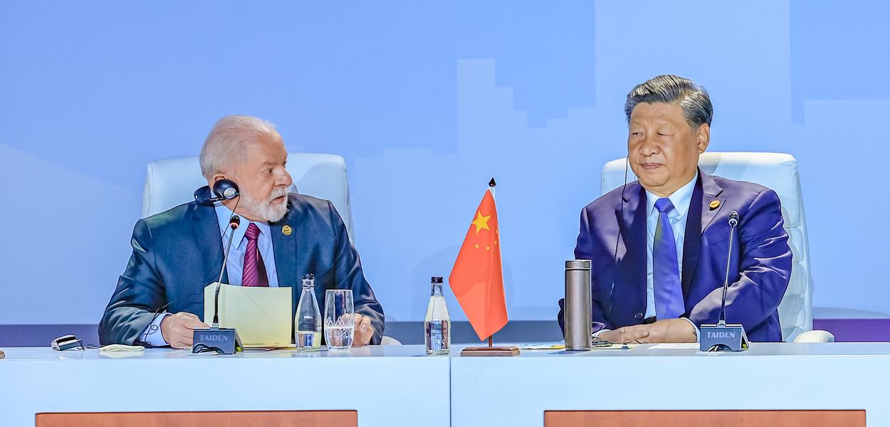 Presidentes Luiz Inácio Lula da Silva e Xi Jinping durante encontro do BRICS na África do Sul