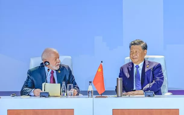 Presidentes Luiz Inácio Lula da Silva e Xi Jinping durante encontro do BRICS na África do Sul