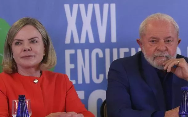 Gleisi: Lula acerta ao combater a carestia de alimentos e deve enfrentar também a alta injustificada dos combustíveis
