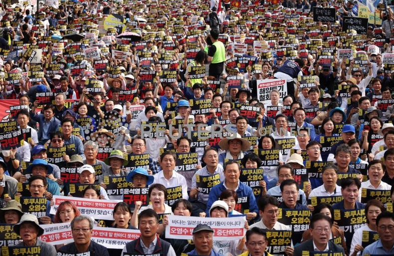 Protesto contra a descarga de água radioativa tratada da usina nuclear japonesa destruída de Fukushima 26/08/2023