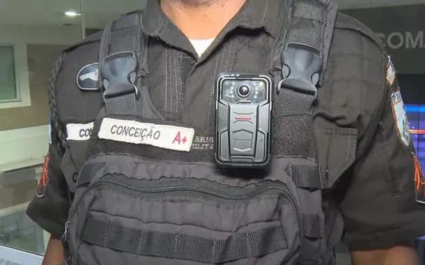 PM é preso em flagrante com cinco veículos roubados dentro de casa no RJ