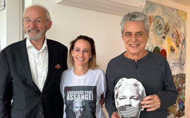 Carol Proner e Chico Buarque recebem John Shipton e se somam à campanha pela liberdade de Julian Assange