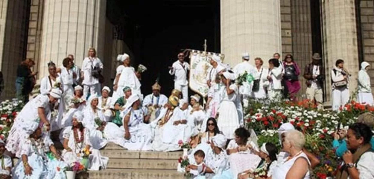 Lavagem da Madeleine leva sincretismo religioso às ruas de Paris