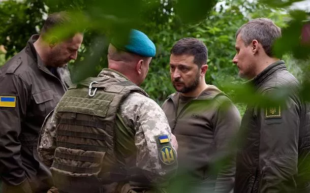 Volodymyr Zelenskyy se reúne com militares ucranianos