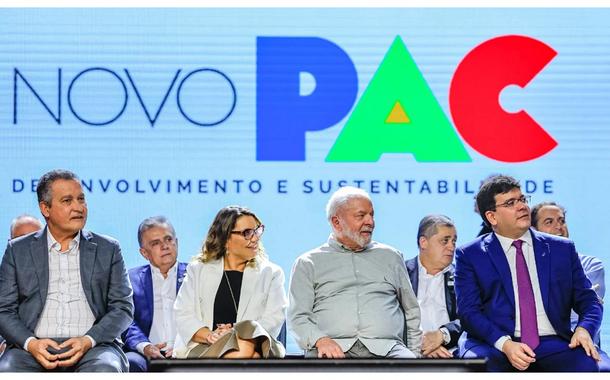 Luiz Inácio Lula da Silva (roupa cinza) ao lado da primeira-dama Rosângela da Silva junto com outras lideranças no Piauí