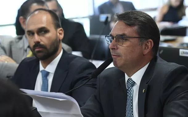 Flávio e Eduardo Bolsonaro tinham posições diferentes sobre o golpe, mostra delação de Mauro Cid