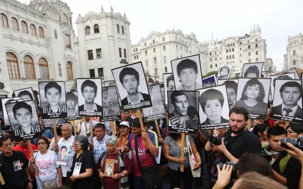 Protesto contra indulto a Fujimori no Peru