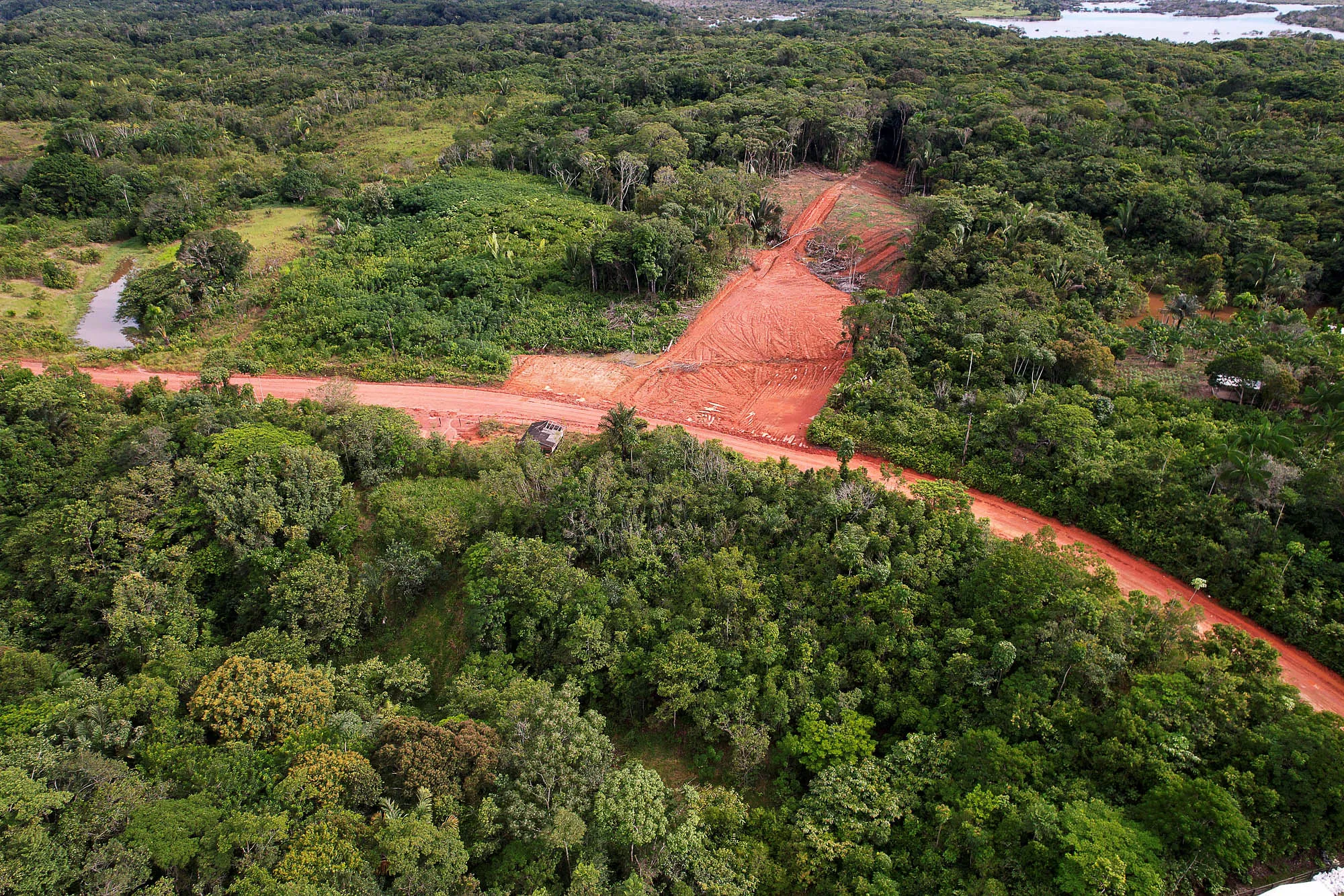 Vista aéra do inicio do trecho da rodovia AM 366 ao lado do aeroporto de Tapauá, no Amazonas, norte do Brasil