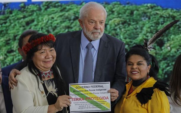 Lula assina demarcação de terras indígenas 