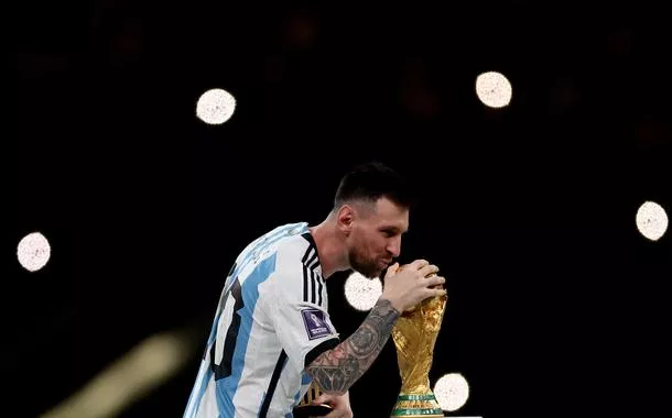 Craque argentino Lionel Messi beija a taça da Copa do Mundo