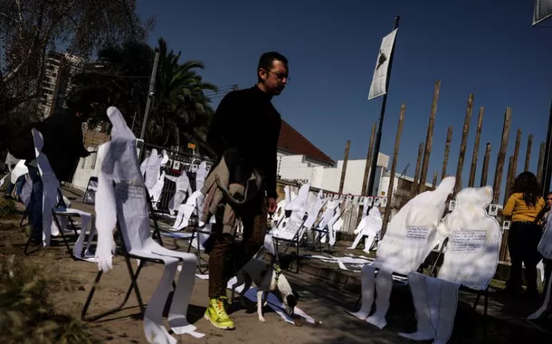 Silhuetas humanas em memória de pessoas detidas e desaparecidas na casa memorial José Domingo Canas, antigo quartel de detenção, tortura e desaparecimento forçado da polícia secreta da ditadura de Augusto Pinochet, antes do 50º aniversário do golpe de Estado, em Santiago, Chile, 30 de agosto de 2023