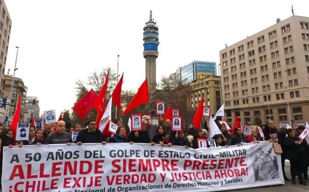 Chilenos realizam marcha histórica pelos direitos humanos 50 anos após o golpe