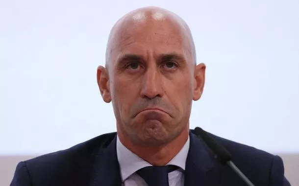 Tribunal espanhol impõe ordem de restrição a ex-dirigente de federação de futebol após beijo forçado em jogadora