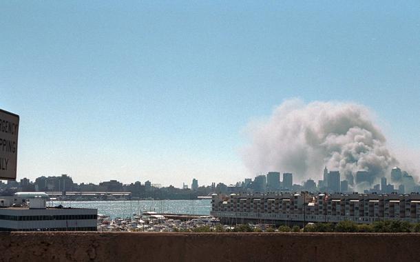 A fumaça sobe do local do World Trade Center em 11 de setembro de 2001