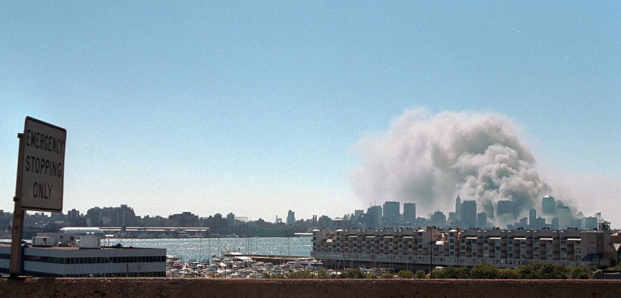 A fumaça sobe do local do World Trade Center em 11 de setembro de 2001