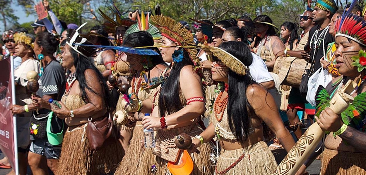 Mulheres indígenas marcham em Brasília por demarcação de terras e pelo fim da violência