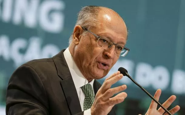 Alckmin fala em "alta momentânea" do dólar e diz ter confiança na queda
