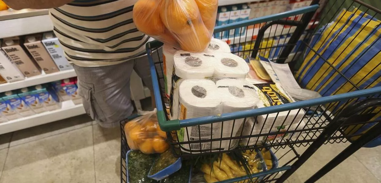 Carrinho de compras no supermercado