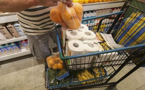 Carrinho de compras no supermercado