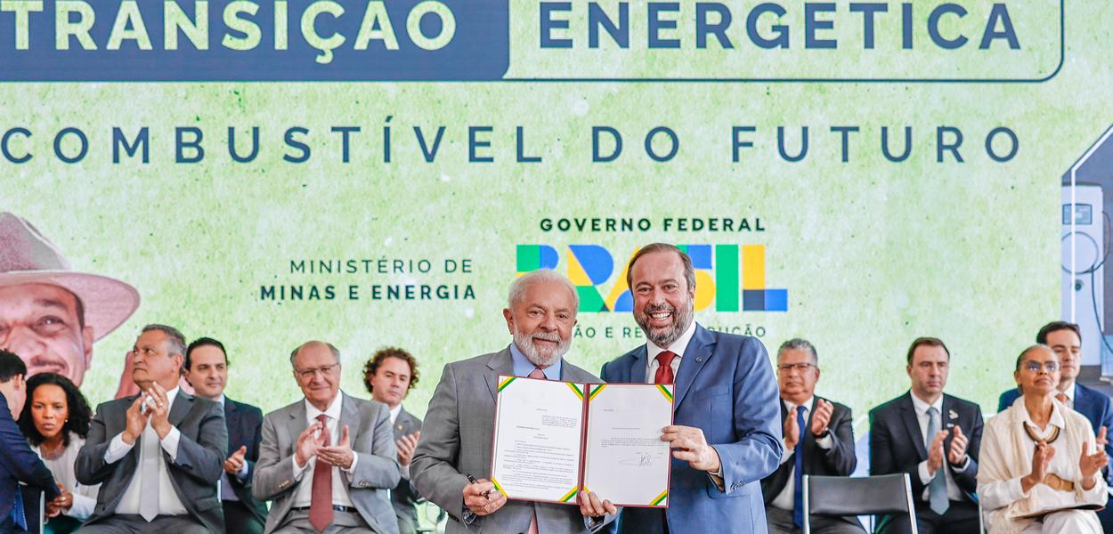 Presidente da República, Luiz Inácio Lula da Silva, e ministro Alexandre Silveira, de Minas e Energia, durante a Cerimônia de Assinatura do Projeto de Lei do Programa Combustível do Futuro, no Palácio do Planalto. Brasília - DF