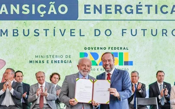 Presidente da República, Luiz Inácio Lula da Silva, e ministro Alexandre Silveira, de Minas e Energia, durante a Cerimônia de Assinatura do Projeto de Lei do Programa Combustível do Futuro, no Palácio do Planalto. Brasília - DF