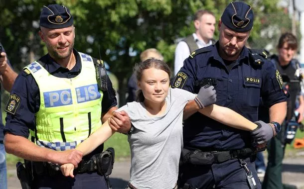 Greta Thunberg é novamente acusada de desobedecer ordem policial