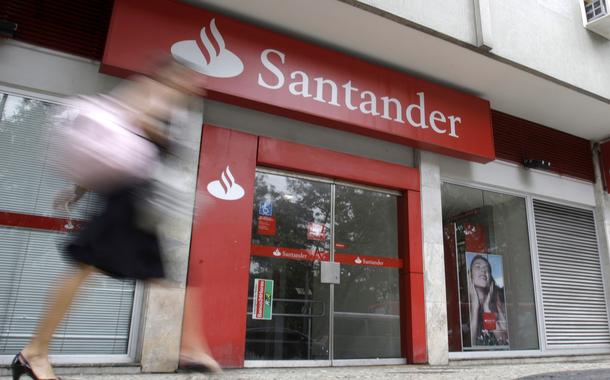 Pessoa passa em frente a agência do banco Santander no Rio de Janeiro
(Foto: Reuters/Sergio Moraes) Pessoa passa em frente a agência do banco Santander no Rio de Janeiro