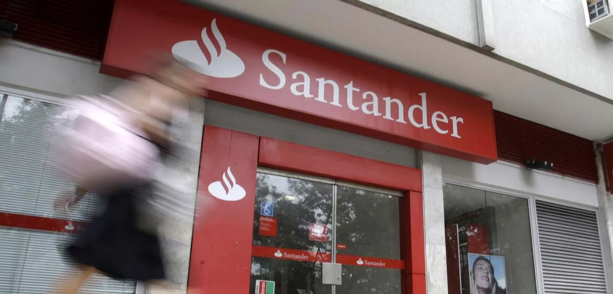 Pessoa passa em frente a agência do banco Santander no Rio de Janeiro
