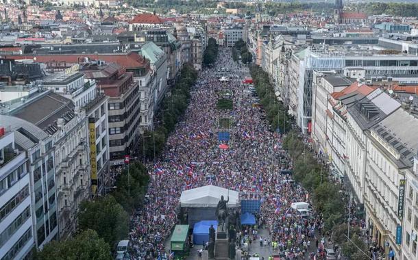 Milhares protestam em Praga contra o apoio da República Checa à OTAN e à Ucrânia