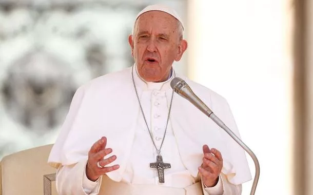 'Pare de usar termo ofensivo contra gays', diz estudante a Papa