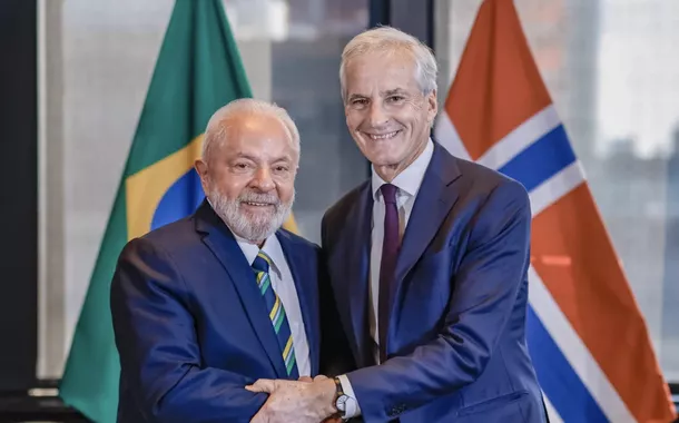 Primeiro-ministro da Noruega corre na orla, mergulha em Copacabana e participa de roda de samba no Rio