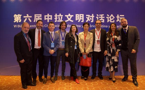 Li Yafang (quarta a partir da direita), diretora do Centro para as Américas com alguns membros da Aliança de Think Tanks e Mídias da China e América Latina-Caribe
