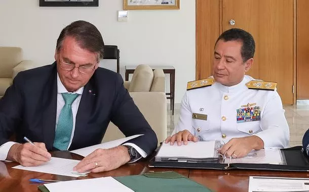 Jair Bolsonaro (à esq.) e Almir Garnier Santos