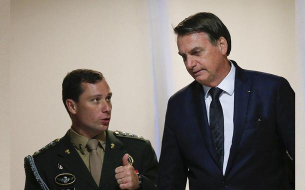 Mauro Cid (à esq.) e Jair Bolsonaro. Foto: Reuters