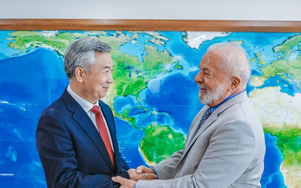Li Xi (à esq.) e Luiz Inácio Lula da Silva 