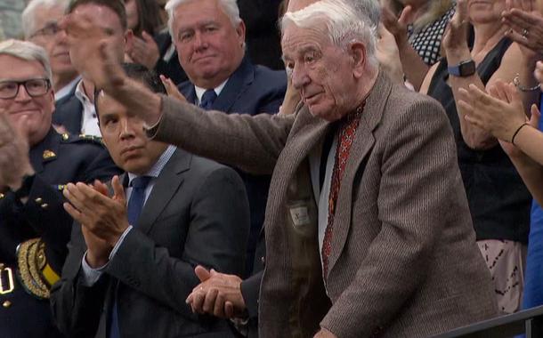 Yaroslav Hunka, de 98 anos, recebe aplausos na Câmara canadense 